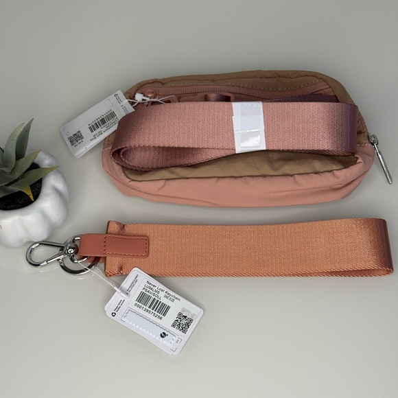 🎁 Lululemon 2 pcs set! Everywhere Belt Bag Bundled with the Never Lost Keychain - Picture 4 of 8